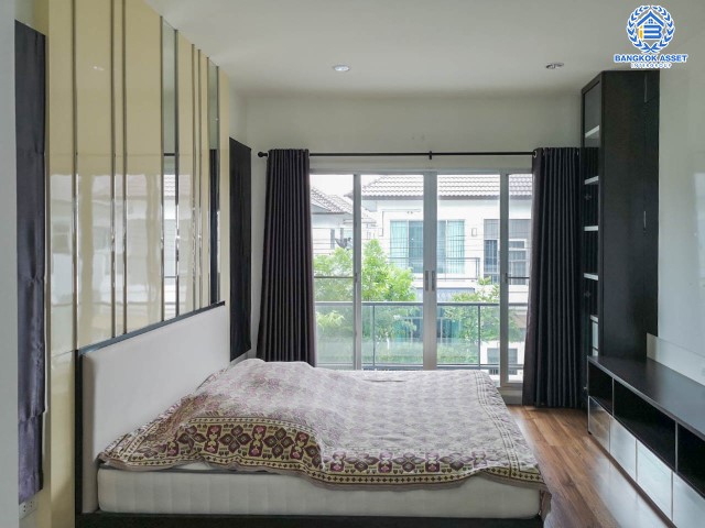 *****บ้านแฝดมือสองนนทบุรี ม.เรสท์ บางใหญ่ บ้านสวยพร้อมอยู่ เนื้อที่ 38.7 ตร.ว. ฟังก์ชั่น 3 ห้องนอน 2 ห้องน้ำ แถมแอร์ 1 เครื่อง! ต่อเติมครบ มีบิ้วท์อินครัว และโรงจอดรถพร้อมใช้งาน บนทำเลเดินทางสะดวก ใกล้เซ็นทรัลเวสต์เกต อิเกีย ทางด่วน และรถไฟฟ้าสถานี "คลองบางไผ่"